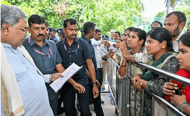 ಇಂದು ಕರ್ನಾಟಕದ ನೂತನ ಸಿಎಂ ಆಯ್ಕೆ: CLP ಸಭೆಗೆ ಮುನ್ನ ರಾಜ್ಯಪಾಲರನ್ನು ಭೇಟಿ ಮಾಡಿದ ಡಿ ಕೆ ಶಿವಕುಮಾರ್