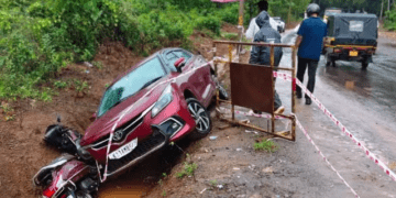ಕಾರು-ಸ್ಕೂಟರ್ ಮುಖಾಮುಖಿ ಢಿಕ್ಕಿ- ಸವಾರರಿಗೆ ಗಾಯ