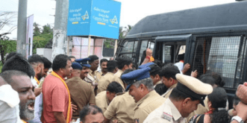 ಕೊಲ್ಲೂರಿಗೆ ತಮಿಳುನಾಡು ಸಿಎಂ ಜೋಸೆಫ್ ವಿಜಯ್ ಭೇಟಿ: ಉಡುಪಿಯಲ್ಲಿ ಹೈ ಅಲರ್ಟ್, ಕರವೇ ಕಾರ್ಯಕರ್ತರು ಪೊಲೀಸ್ ವಶಕ್ಕೆ!