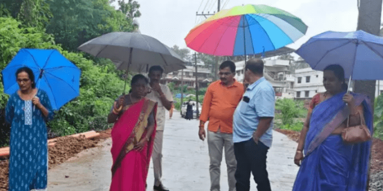 “ಇದು ಸರಕಾರಿ ರಸ್ತೆಯಲ್ಲ, ಖಾಸಗಿ ಲೇಔಟ್”: ವಿದ್ಯುತ್ ಕಂಬಗಳನ್ನು ತಕ್ಷಣ ತೆರವುಗೊಳಿಸಲು ಶಾಸಕಿ ಭಾಗೀರಥಿ ಮುರುಳ್ಯ ಆದೇಶ.