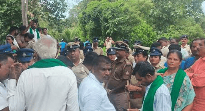 ಬಿಡದಿ ಟೌನ್ ಶಿಪ್: ಸರ್ವೇಗೆ ಬಂದ ಅಧಿಕಾರಿಗಳಿಗೆ ಮಹಿಳೆಯರಿಂದ ಪೊರಕೆ ಸೇವೆ