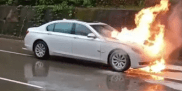 ಚಲಿಸುತ್ತಿದ್ದ BMW ಕಾರಿನಲ್ಲಿ ಭೀಕರ ಅಗ್ನಿ ದುರಂತ – ನಾಲ್ವರು ಪವಾಡಸದೃಶ ಪಾರು