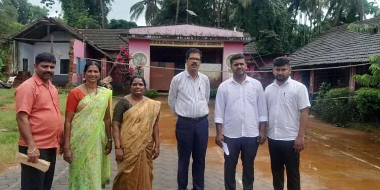 ಶಿಥಿಲಗೊಂಡಿರುವ ಶತಮಾನ ಕಂಡ ಬಂಟ್ರ ಸರಕಾರಿ ಶಾಲೆ ಕಟ್ಟಡ  ಕ್ಷೇತ್ರ ಶಿಕ್ಷಣಾಧಿಕಾರಿ ಭೇಟಿ, ಕೊಠಡಿ ಬಳಕೆ ಸ್ಥಗಿತಕ್ಕೆ ಸೂಚನೆ